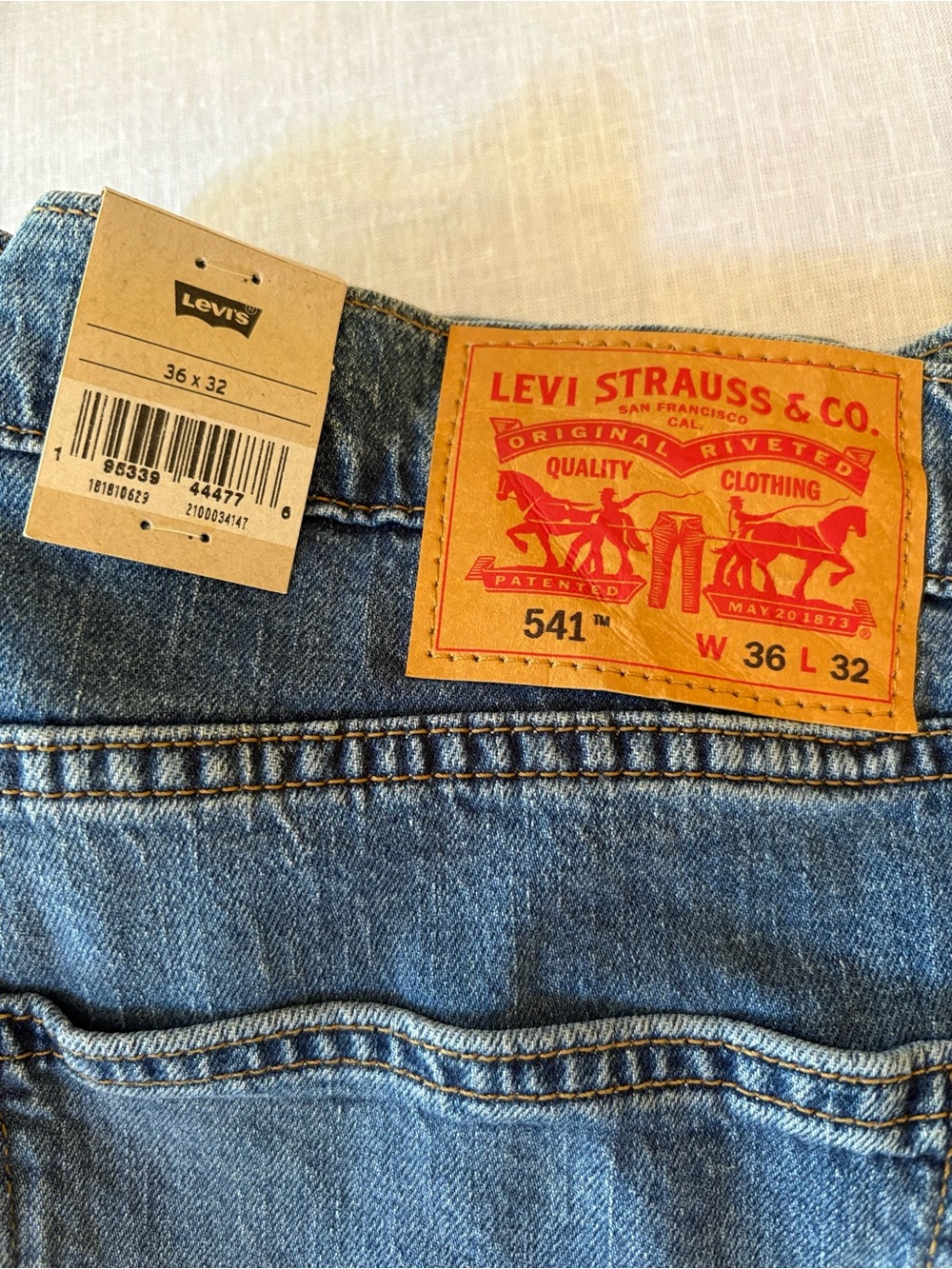 Levi's 541 Relaxed Straight Leg Men’s Jeans in Light Blue Denim 36W 32L - Picture 11 of 12